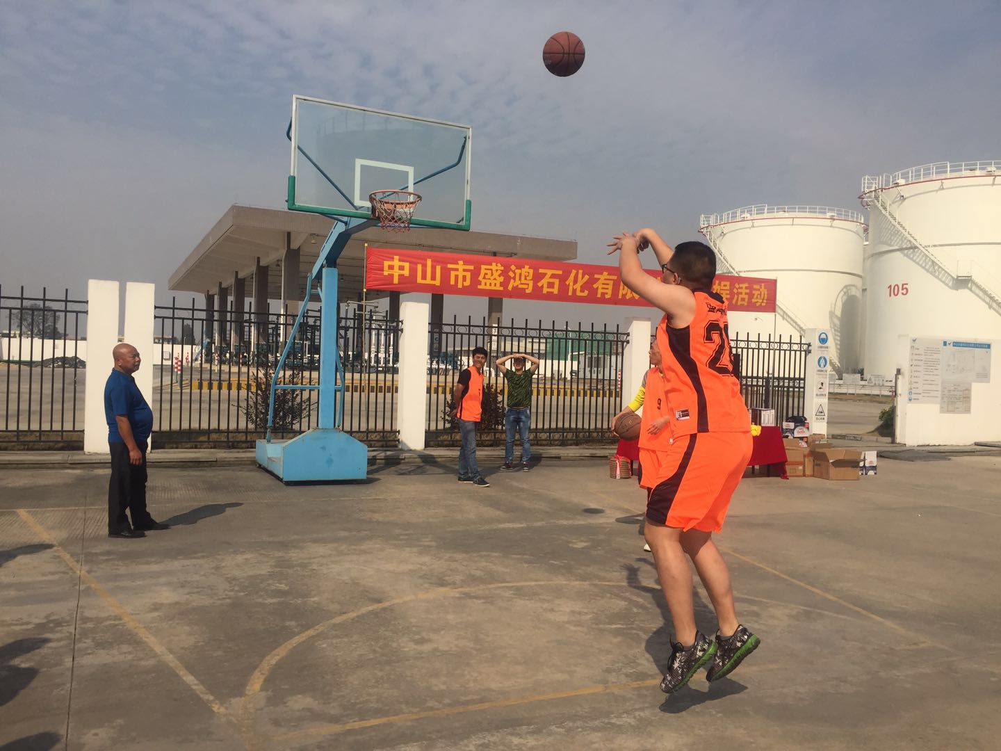 投篮角逐.jpg 投篮角逐.jpg